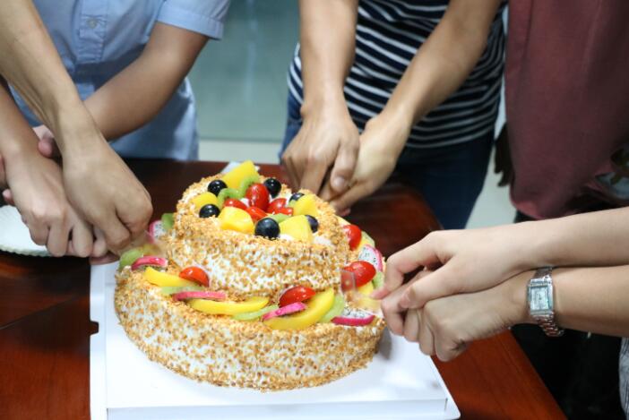 PP电子5金狮触摸屏厂家7月为员工们举行生日会